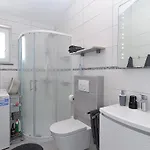 House 2195 Peroj