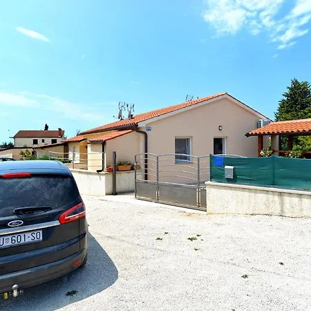 House 2195 Semesterbostad Peroj